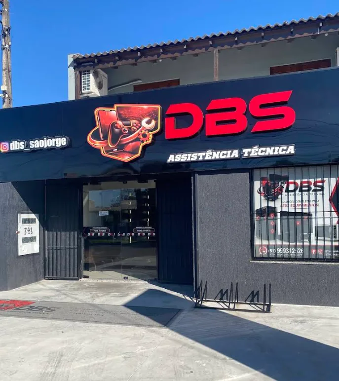 Fachada da DBS Assistência Técnica, com o letreiro vermelho e preto